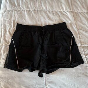 lululemon Track That Mid-Rise Lined Short 5", Black, size 14